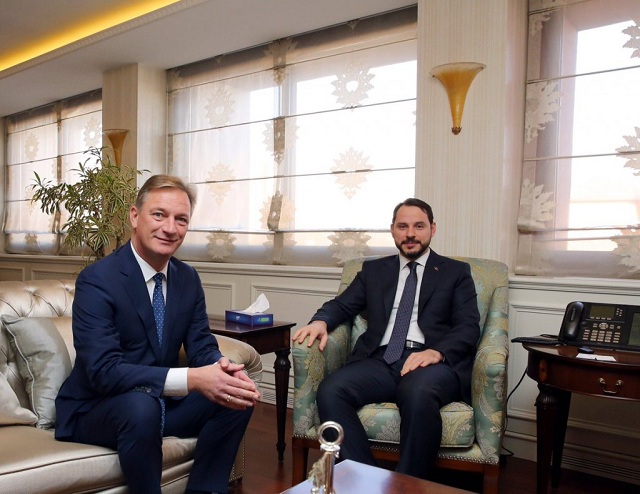 Na snímke turecký minister energetiky (vpravo) Berat Albayrak a riaditeľ nemeckého energetického koncernu EWE Mathhias Bruckmann (vľavo)