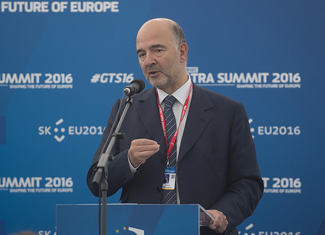 Na snímke eurokomisár pre ekonomické a finančné vzťahy Pierre Moscovici 