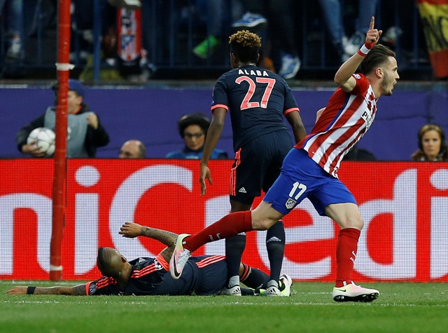 Na snímke vpravo hráč Atletica Saúl Níguez oslavuje svoj úvodný gól v prvom zápase semifinále Ligy majstrov vo futbale Atletico Madrid – Bayern Mníchov