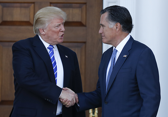 Dezignovaný americký prezident Donald Trump (vľavo) a Mitt Romney