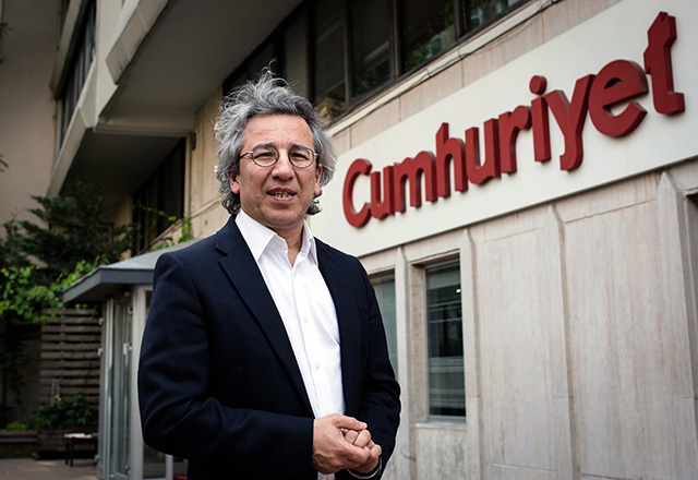 Na archívnej snímke z 26. novembra 2015 je šéfredaktor tureckého denníka Cumhuriyet (Republika) Can Dundar. 