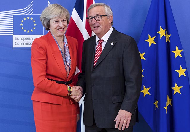 Predseda Európskej komisie Jean-Claude Juncker (vpravo) víta britskú premiérku Theresu Mayovú