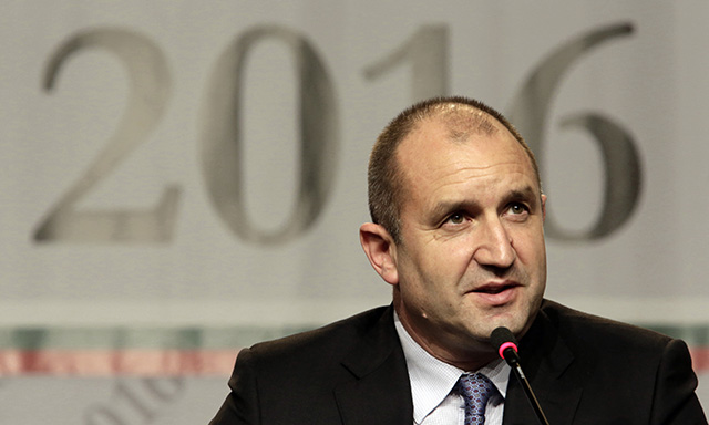 Víťazom prvého kola prezidentských volieb v Bulharsku sa zrejme stal nestraník Rumen Radev