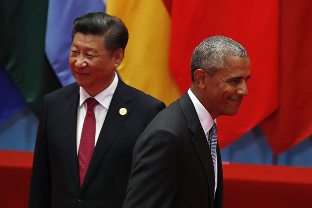 Na snímke americký prezident Barack Obama prechádza okolo čínskeho prezidenta Si Ťin-pchinga