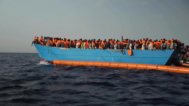záchranársky čln zachránení africkí migranti plavba Stredozemné more