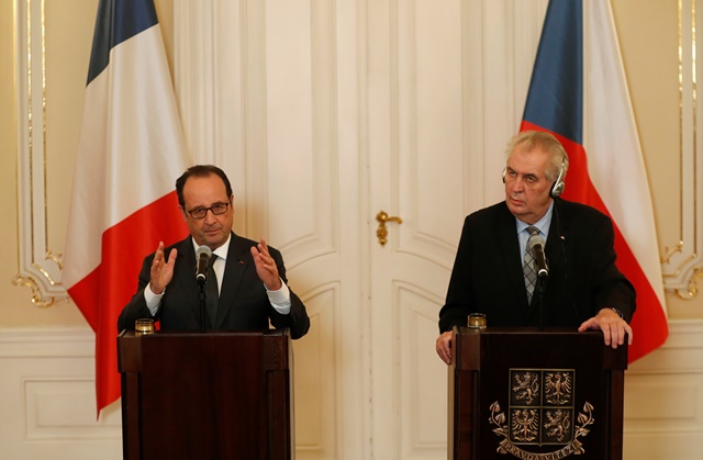Na snímke Francois Hollande a Miloš Zeman