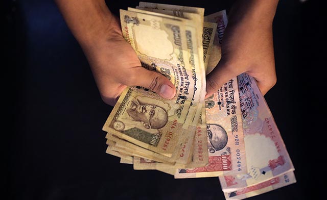 Na snímke bankovky s hodnotami 500 indických rupií (6,82 eur) a 1000 indických rupií  (13,64 eur) 