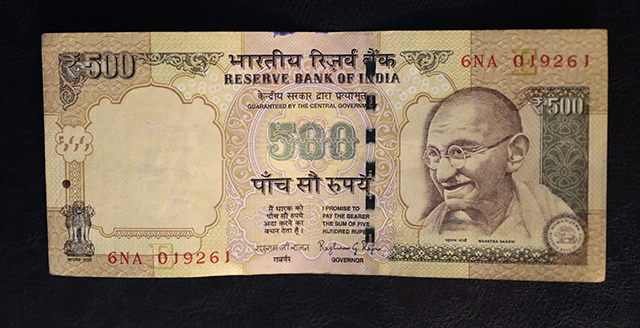 Na snímke 500 indických rupií (6,82 eur)