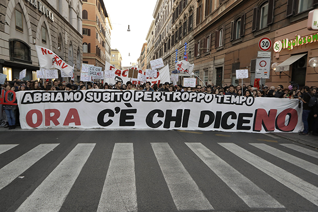 Ľudia pochodujú s transparentom s nápisom "Niekto hovorí nie" počas demonštrácie pred referendom o ústavnej reforme, ktorú sa vláda Mattea Renziho snaží presadiť v Ríme