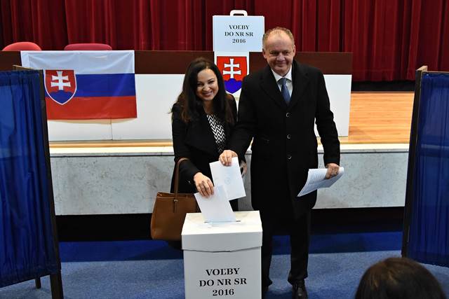 Na snímke prezident Slovenskej republiky Andrej Kiska (vpravo) s manželkou Martinou vhadzujú obálky s hlasovacími lístkami do volebnej urny
