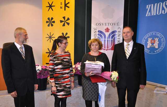 Na snímke hlavnú cenu v kategórii kronika krajského a okresného mesta prevzala mestská kronikárka Ľudmila Synaková z rúk organizátorov súťaže.