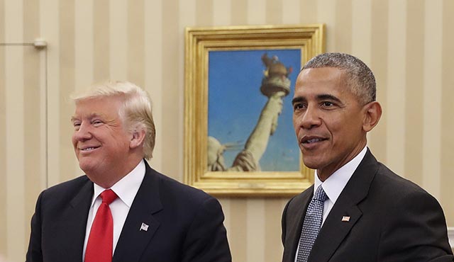 Novozvolený americký prezident Donald Trump (vľavo) a odchádzajúci americký prezident Barack Obama