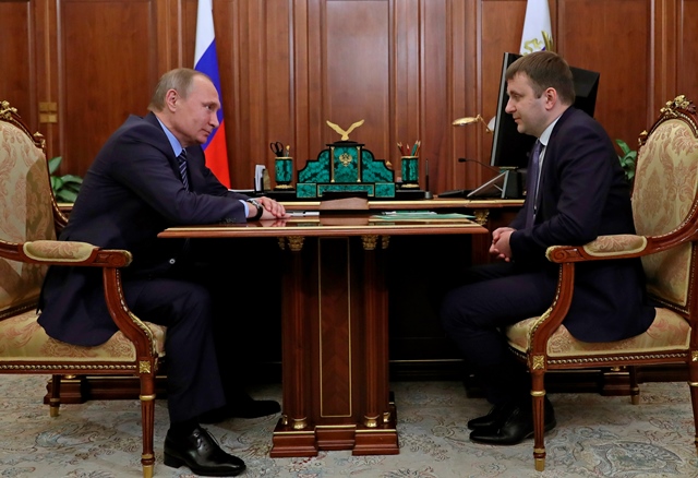 Na snímke ruský prezident Vladimir Putin  (vľavo) a nový minister pre hospodársky rozvoj Maxim Oreškin