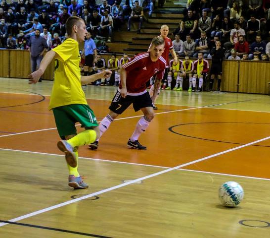 Futsal v Trnave má pomaly väčšie návštevy ako sú zvedaví fanúšikovia „veľkého“ futbalu, ktorí po slabších výkonoch Spartaka Trnava a hlavne streleckom výbuchu pred tromi týždňami v Žiline 0:7 to jasne svojou neprítomnosťou dávajú v City aréne štadióna Antona Malatinského v Trnave najavo. Na snímke zo súboja FC Spartak Trnava futsal – KSF Doxx Žilina (4:3) vidieť hosťujúceho hráča Mateja Haľamu  pri lopte, ktorý sa  snaží prebiť do tesnej blízkosti brankára domácich. Akcii prizerajú domáci Dominik Ujlaky (7) uprostred a vzadu za ním kapitán Trnavčanov Dušan Krcho.