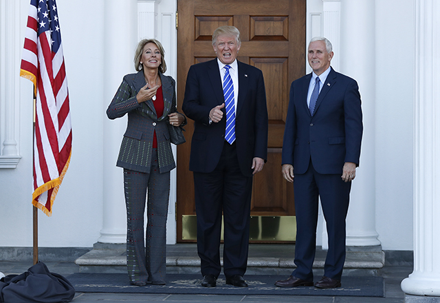 Dezignovaný americký prezident Donald Trump (uprostred), budúci viceprezident Mike Pence (vpravo) a Betsy DeVosová