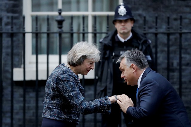  Maďarský premiér Viktor Orbán zdvorilo bozkáva ruku britskej premiérky Theresy Mayovej