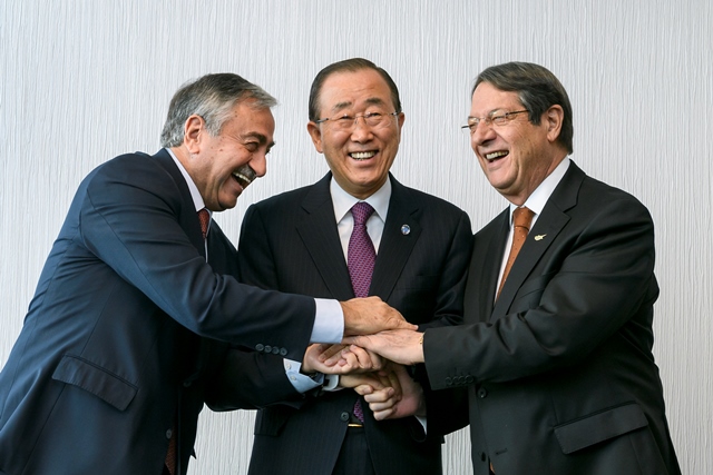 Na snímke generálny tajomník OSN Pan Ki-mun (uprostred), líder cyperských Turkov Mustafa Akinci (vľavo) a cyperský prezident Nikos Anastasiadis