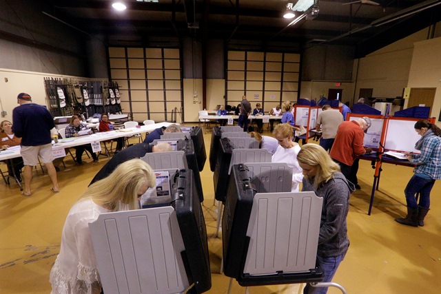 Na snímke Američania hlasujú počas prezidentských volieb