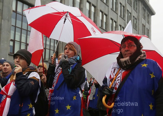 Na snímke učitelia protestujú v centre Varšavy proti rozsiahlej reforme školstva, ktorú pripravuje tamojšia konzervatívna vláda