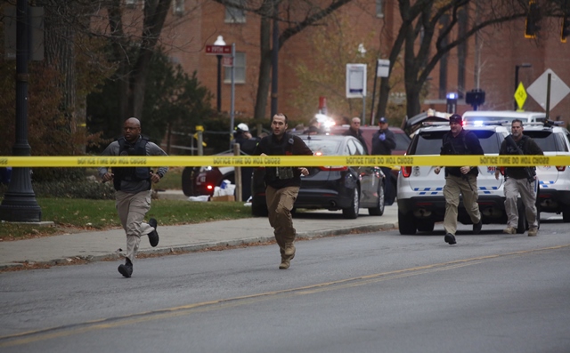 Policajti utekajú v areáli univerzity v meste Columbus v americkom štáte Ohio, kde došlo k streľbe