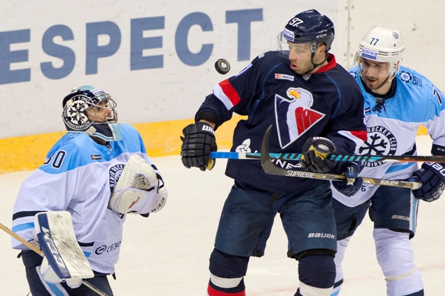 Na snímke zľava brankár Danny Taylor (Sibir), Tomáš Starosta (Slovan) a Fiodor Beľakov (Sibir) počas stretnutia hokejovej KHL Slovan Bratislava - Sibir Novosibirsk