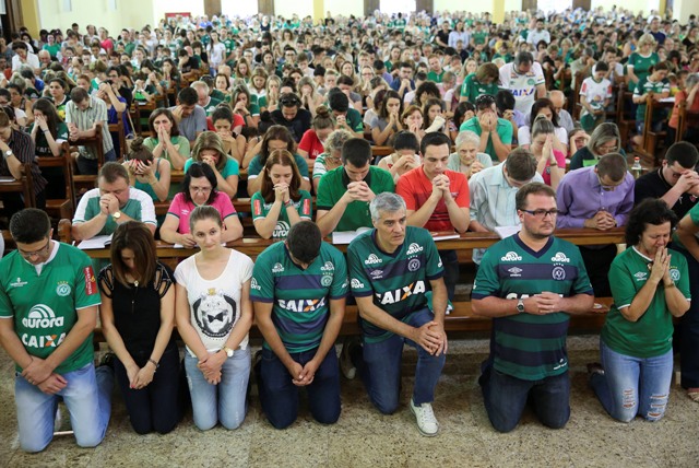 Fanúšikovia brazílskeho futbalového tímu Chapecoense počas sv. omše v brazílskom Chapecu