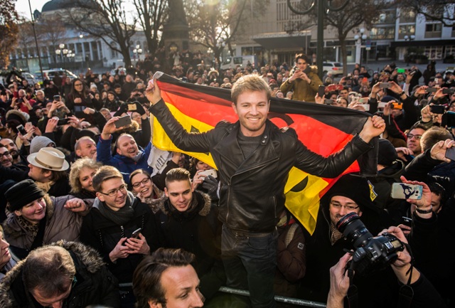 Na snímke majster sveta F1 Nemec Nico Rosberg oslavuje titul so svojimi priaznivcami počas návštevy svojho rodného mesta Wiebadenu 