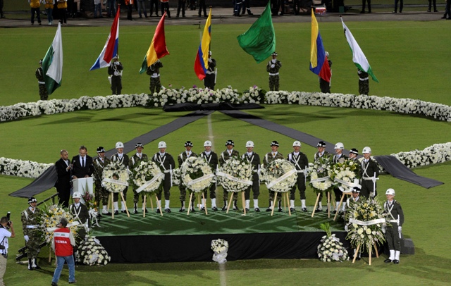 Vojaci a policajti počas spomienkového obradu na počesť hráčov brazílskemu tímu Chapecoense, ktorí zahynuli počas leteckého nešťastia, 30. novembra 2016 na štadióne v kolumbijskom meste Medellin