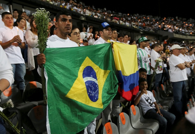 Fanúšikovia kolumbijského futbalového klubu Atletico National držia brazílsku a kolumbijskú zástavu počas spomienkového obradu na počesť hráčov brazílskemu tímu Chapecoense, ktorí zahynuli počas leteckého nešťastia, 30. novembra 2016 na štadióne v kolumbijskom meste Medellin