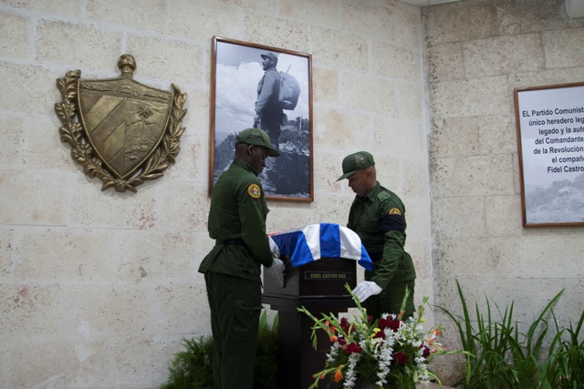 Vojaci umiestňujú urnu s popolom kubánskeho lídra Fidela Castra pokrytú kubánskou zástavou na piedestál po jej príchode do mesta Camaguey 1. decembra 2016