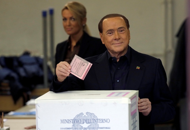 Bývalý taliansky premiér Silvio Berlusconi vhadzuje volebný lístok do urny počas referenda o ústavnej reforme 4. decembra 2016