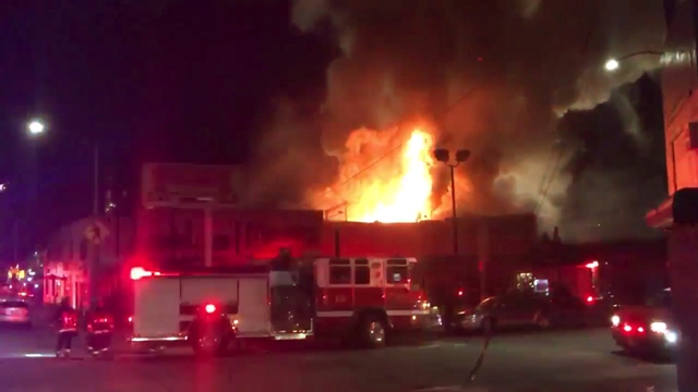 Na videosnímke pohľad na požiar 3. decembra 2016 v Oaklande