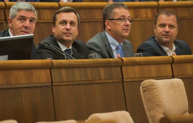 Na snímke zľava podpredseda NR SR Béla Bugár (Most-Híd), predseda parlamentu Andrej Danko (SNS), podpredsedovia NR SR Martin Glváč (Smer-SD) a Andrej Hrnčiar (Most-Híd) 