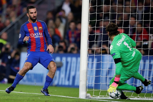 Na snímke hráč Barcelony Arda Turan strieľa svoj štvrtý gól v zápase C-skupiny Ligy majstrov FC Barcelona - Borussia Mönchengladbach
