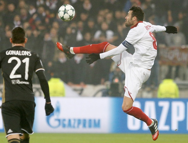 Hráč Lyonu Maxime Gonalons a  hráč Sevilly Vicente Iborra v súboji o loptu v zápase 6. kola LM skupiny H Olympique Lyon - FC Sevilla