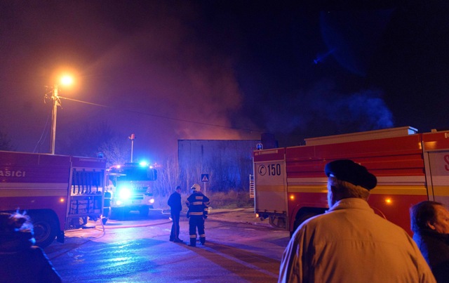 Na snímke požiar budovy starej telocvične v Nitre na Čermáni 7. decembra 2016