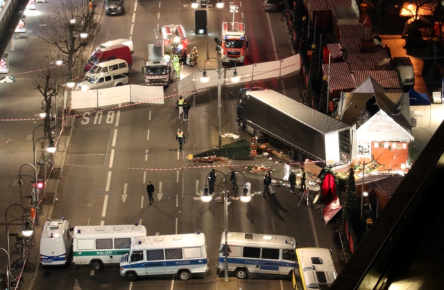 Na snímke nákladné auto, ktoré narazilo do davu ľudí na vianočných trhoch v Berlíne v pondelok 19. decembra 2016