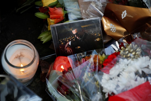 Na snímke kvety, sviece a CD pred domom v Londýne, kde býval britský hudobník a spevák George Michael