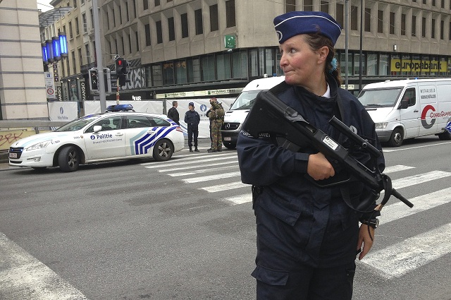 Na archívnej snímke hliadkujúca ozbrojená belgická policajtka v uliciach 