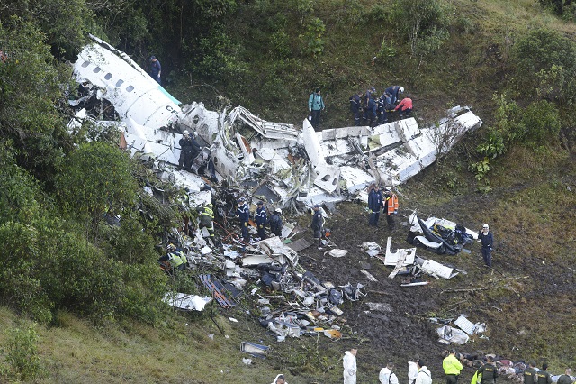 Na snímke záchranári prehľadávajú trosky lietadla spoločnosti LAMIA  Avro 146, ktoré sa zrútilo neďaleko kolumbijského mesta La Union. Na palube lietadla bolo 81 osôb. V lietadle cestoval brazílsky futbalový tím Chapecoense na finálový zápas juhoamerického Pohára osloboditeľov proti tímu Atlético Nacional. leteckú katastrofu prežilo 5 ľudí, 76 zahynulo
