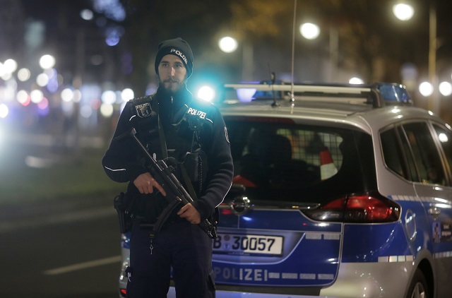 Na snímke ozbrojený policajt hliadkuje po tom, čo nákladné auto vbehlo na preplnené vianočné trhy 19. decembra 2016 v Berlíne