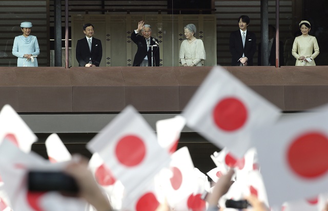 Japonský cisár Akihito (uprostred)máva z palácového balkóna pri príležitosti osláv svojich 83. narodenín v Tokiu 23. decembra 2016. Tretia vpravo je jeho manželka Mičiko. Druhý vľavo je jeho starší syn korunný princ Naruhito a jeho manželka Masako (vľavo). Druhý sprava je jeho mladší syn korunný princ Masako a vpravo jeho manželka Kiko