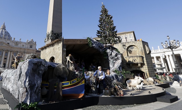 Európska migračná kríza je tento rok v centre vianočného betlehemu vo Vatikáne, ktorý dnes sprístupnia na Námestí sv. Petra. Betlehem Vatikánu darovali maltská vláda a tamojšia katolícka cirkev. Je 17 metrov široký, osem metrov vysoký a 12 metrov hlboký a predstavuje 17 postáv v tradičnom maltskom oblečení - a tiež čln symbolizujúcu humanitárnu krízu