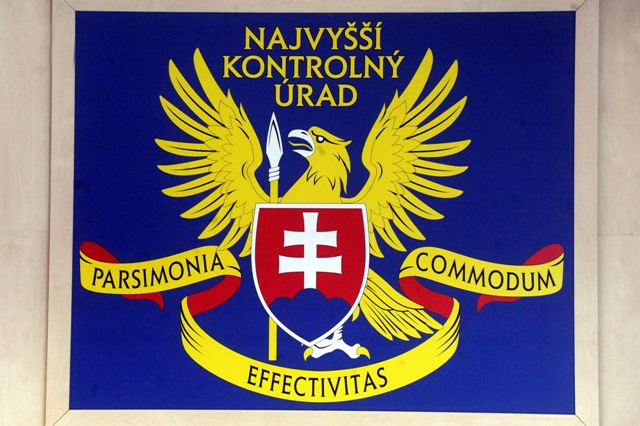 Na snímke logo NKÚ SR