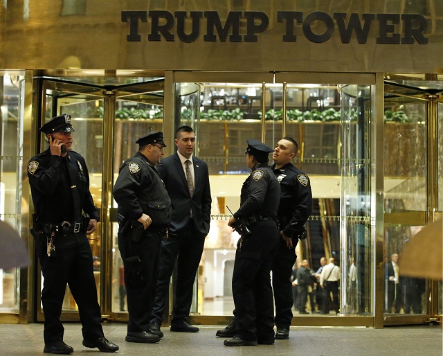 Policajti stoja pred výškovou budovou Trump Tower v Manhattane v New Yorku