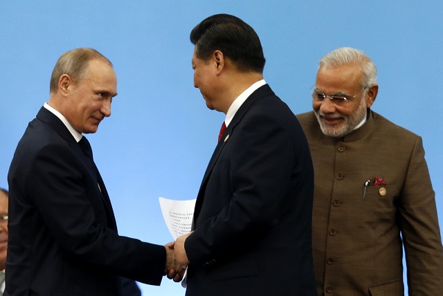 Na snímke z ľava ruský prezident Vladimir Putin, čínsky prezident Si Ťin-pching a indický premiér Naréndra Módí
