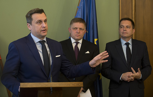 Na snímke zľava predseda parlamentu SR Andrej Danko (SNS), premiér SR Robert Fico a minister financií SR Peter Kažimír (obaja Smer-SD) 
