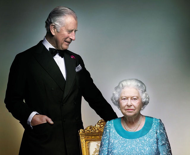 Buckinghamský palác zverejnil oficiálnu portrétnu fotografiu britskej kráľovnej Alžbety II. a jej syna princa Charlesa (na snímke) pri príležitosti ukončenia roka, v ktorom panovníčka oslávila svoje 90. narodeniny v Londýne 18. decembra 2016.Záber vytvoril módny fotograf Nick Knight pred posledným večerom osláv počas kráľovskej jazdeckej šou v máji