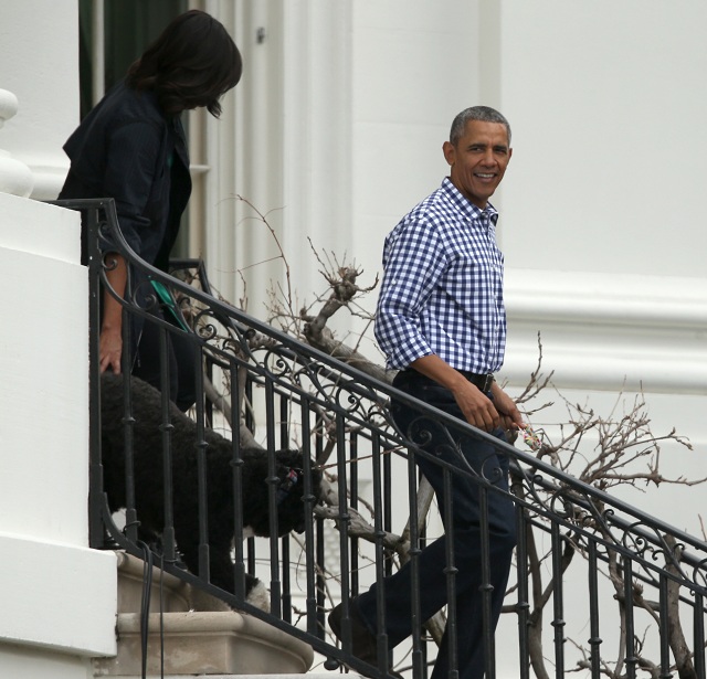 Na archívnej snímke dosluhujúci americký prezident Barack Obama a prvá dáma USA Michelle Obamová 