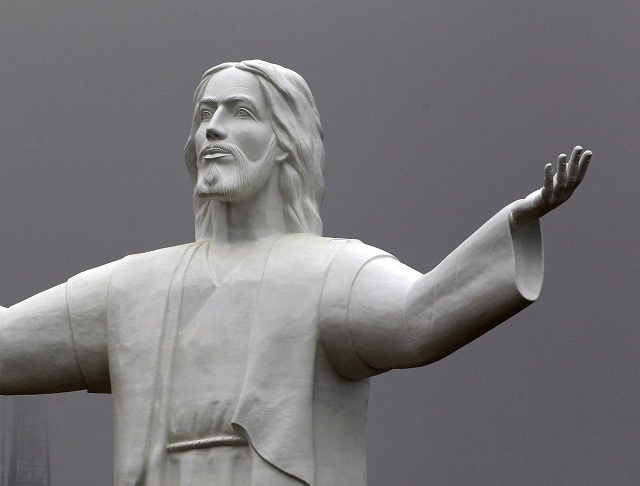Na archívnej snímke socha Ježiša Krista  v peruánskej metropole Lima